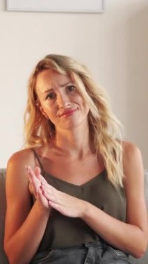 Dikey video. Alkışlayıcı kadın. Sahte tebrikler. Alaycı duygular. Şüpheci kadın el çırpıyor, şen şakrak sevinçlerini dile getiriyor..