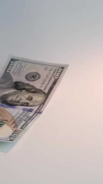 垂直录像 货币通货膨胀 美元货币 金融危机 关闭100张美国纸币的现金流 — 图库视频影像