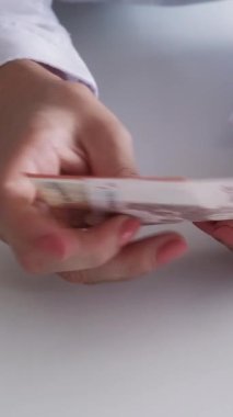 Dikey video. Para kazanma. Finansal gelir. Yatırım kârı. İş kadınlarının Avrupa 'daki kağıt banknotları sayması.