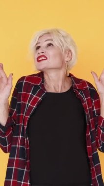 Dikey video. İyi şanslar. Dua eden kadın. Umut dolu inançlar. Sadık orta yaşlı bir kadın dilek için şans diliyor..