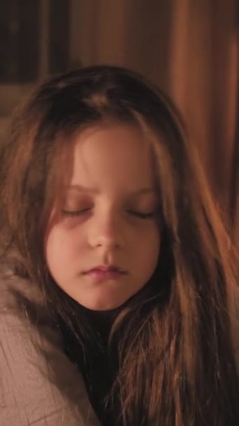 Вертикальное Видео Усталый Детский Сон Ночная Усталость Уставшая Маленькая Девочка — стоковое видео