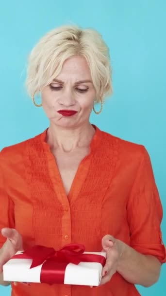 Dikey Video Küçük Bir Hediye Hayal Kırıklığına Uğramış Kadın Hoşnutsuz — Stok video