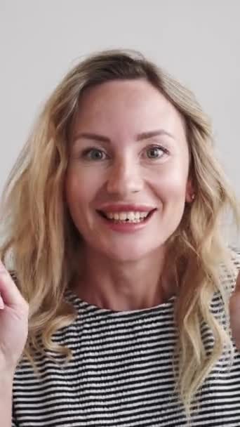 Vidéo Verticale Bonne Chance Femme Fidèle Vœu Sincère Inspiré Dame — Video