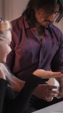 Dikey video. Zengin koca para hediyesi. Finansal destek. Aile bütçesi. Mutlu eş, kendinden emin zengin bir adamdan 100 dolar nakit para saymaktan zevk alıyor..