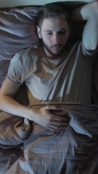 Vertikales Video Schlaflose Nacht Schlaflosigkeit Müdigkeitsstörung Depressiver Nachdenklicher Mann Liegt — Stockvideo