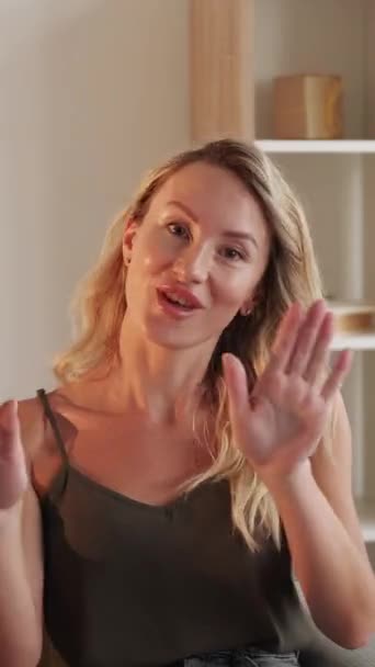 Video Vertical Refuzul Gestului Protestează Femeia Nici Vorbă Zâmbind Blondă — Videoclip de stoc