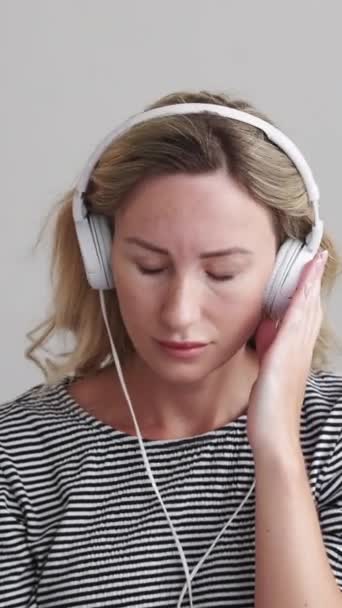 Vertikální Video Léčení Hudby Rozrušená Žena Zotavení Depresivní Dáma Poslouchá — Stock video