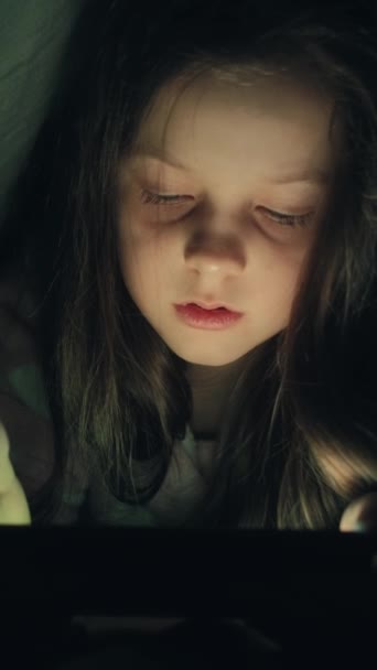 Вертикальное Видео Фильм Ночь Ночной Гаджет Беспокойный Ребенок Сонная Уставшая — стоковое видео