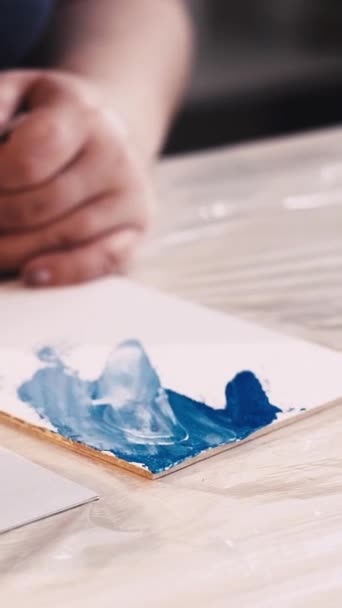 Pionowe Wideo Proces Malowania Kobieta Artystka Nierozpoznawalna Kobieta Tworząca Płótnie — Wideo stockowe
