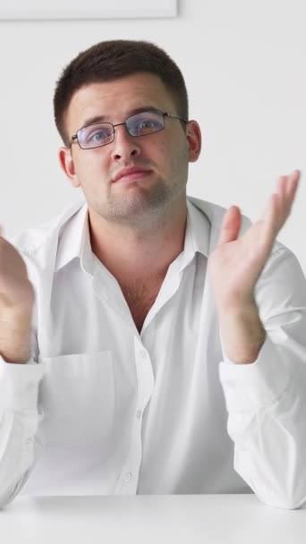 Вертикальне Відео Аплодуюча Людина Неправдиві Конгреси Саркастичні Емоції Скептичний Хлопець — стокове відео