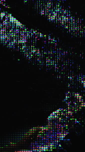 垂直ビデオ ピクセル グロー 色の不具合 液晶画面の歪み 濃い黒の抽象アートの背景に青いピンクの緑のネオンの液体の結晶の流れの動き — ストック動画