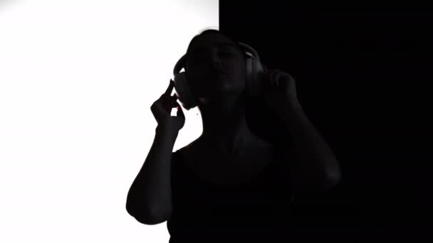 Musik Inspiration Afslappende Afspilningsliste Lydteknologi Mørk Kvinde Silhuet Dans Hovedtelefoner – Stock-video