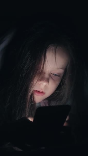 Вертикальное Видео Телефон Ночь Бессонница Интернете Бессонный Ребенок Уставшая Сонная — стоковое видео