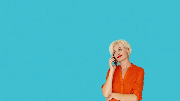 Mobile Communication Skeptic Woman Virtual Connection Unhappy Middle Aged Lady — Stock Photo, Image