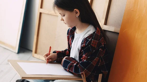 Хобби Дети Рисуют Художественное Вдохновение Девушка Рисует Карандашами Сидя Полу — стоковое фото