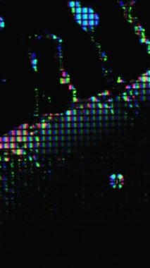 Dikey video. Dijital sıçrama. Arıza parıltısı. Elektronik bozulma. Floresan mavi pembe renk pikseli sıvı kristal koyu siyah soyut arkaplan üzerine sıçrar.
