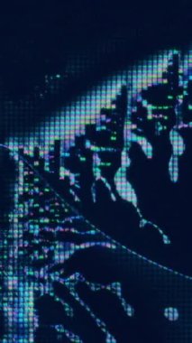 Dikey video. Dijital sıvı. Arıza bozulması. Açığa çıkarma etkisi. Yanardöner mavi turuncu renk parlak sıvı kristal damlalar koyu hasarlı soyut arkaplan üzerinde.