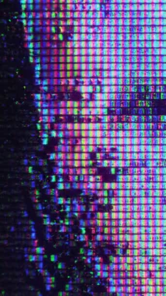 垂直录像 数字信号弹霓虹灯出故障了Sci Fi技术 荧光紫色粉红蓝色像素液晶在深黑色抽象艺术背景下的扩散运动 — 图库视频影像