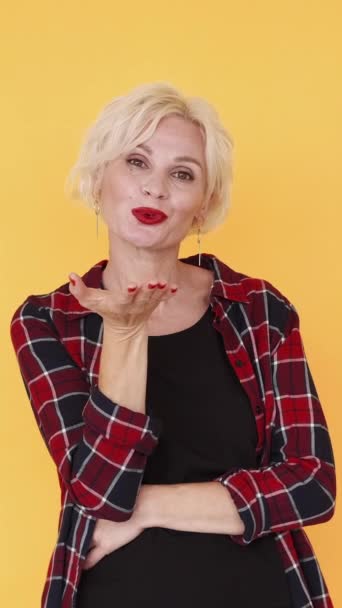 Pionowe Wideo Dmuchany Pocałunek Szczęśliwa Kobieta Ukochane Wyrażenie Uśmiechnięta Kobieta — Wideo stockowe