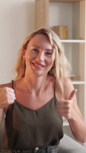Vertikales Video Viele Likes Gebärende Frau Anerkennende Freude Glückliche Dame — Stockvideo