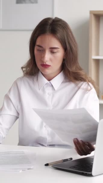 Dikey Video Yorgun Ofis Kadını Lgisiz Görevler Çaresiz Kadın Kağıt — Stok video