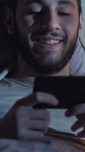 Dikey Video Mobil Film Gadget Gecesi Sanal Eğlence Keyifli Rahat — Stok video