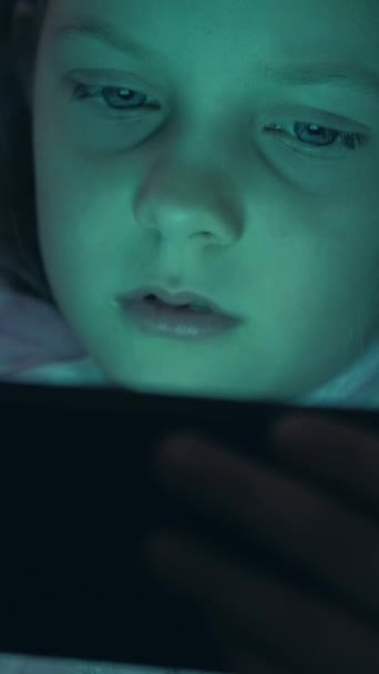 Verticale Video Kindergadget Avond Bedtijd Film Digitale Vermoeidheid Moe Slaperig — Stockvideo