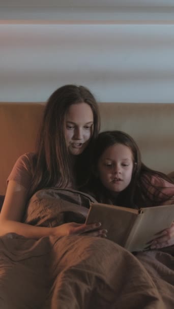 Vídeo Vertical Livro Hora Dormir Família Noite Casa Lazer Mãe — Vídeo de Stock