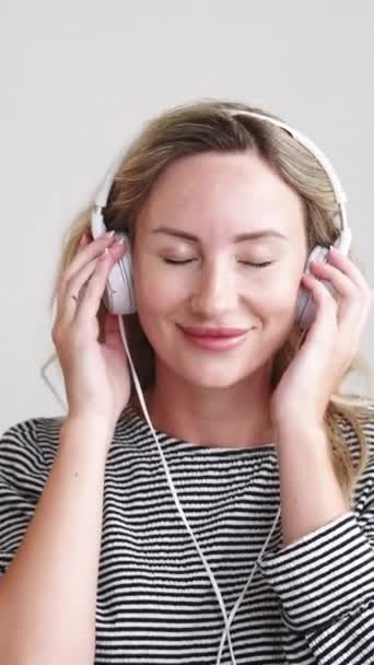 Вертикальне Відео Приємна Музика Натхненна Жінка Стерео Звук Щаслива Розслаблена — стокове відео