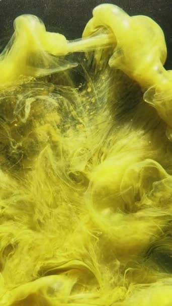 Вертикальное Видео Краска Воды Капля Жидкости Взрывной Дым Желтый Цвет — стоковое видео