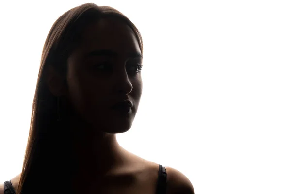 美人のシルエット バックライト ポートレート スキンケアモデル 深刻な女の閉鎖顔肩アウトライン上の白い空の空間の背景 — ストック写真