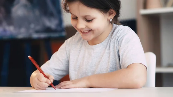 Malowanie Hobby Kreatywna Dziewczyna Czas Sztukę Szczęśliwy Dziecko Rysunek Ołówkiem — Zdjęcie stockowe