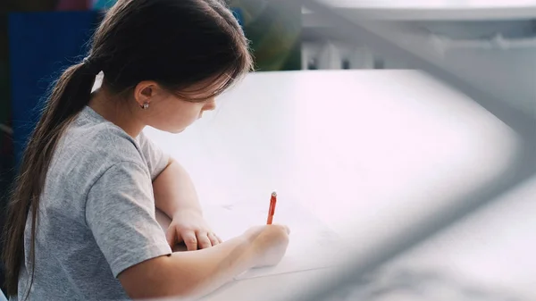 Pracownia Sztuki Mała Dziewczynka Lekcja Malowania Inspirujący Rysunek Dziecka Ołówkiem — Zdjęcie stockowe