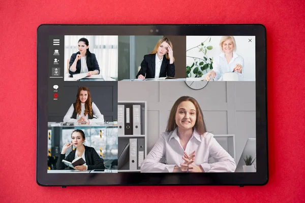 Rozmowa Wideo Odprawa Biznesowa Współpraca Telekomunikacyjna Profesjonalny Zespół Kobiet Omawiających — Zdjęcie stockowe