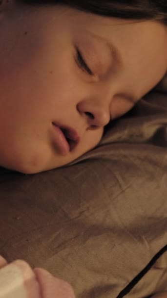 Вертикальное Видео Спящий Ребенок Детский Отдых Сон Перед Сном Спокойная — стоковое видео