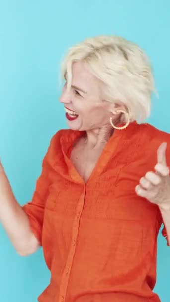 Verticale Video Winnaar Opwinding Expressieve Vrouw Succesvolle Loterij Overweldigd Gelukkig — Stockvideo