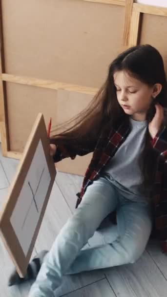Vídeo Vertical Hora Pintura Criatividade Infantil Passatempo Inspirado Menina Sentada — Vídeo de Stock