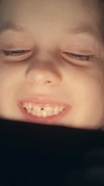 Вертикальне Відео Дитячий Нічний Фільм Пізно Весело Дитячий Гаджет Щаслива — стокове відео