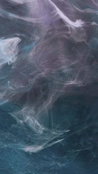 垂直ビデオ 霧の流れ インクの水 魔法の香水 煙が広がる 青紫色の輝き水蒸気雲浮遊運動アブストラクトアート背景 — ストック動画