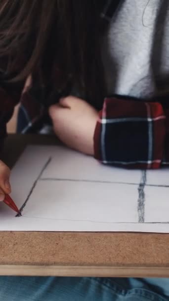 Vídeo Vertical Creatividad Infantil Chica Pintura Arte Inspiración Sonriente Niña — Vídeos de Stock