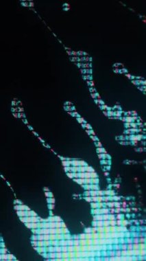 Dikey video. Dijital sıçrama. Arıza sıvısı. Açılış efekti. Floresan mavisi, parlayan piksel sıvı kristal rengi, koyu siyah soyut arkaplan ve boş alan üzerine sıçrıyor..