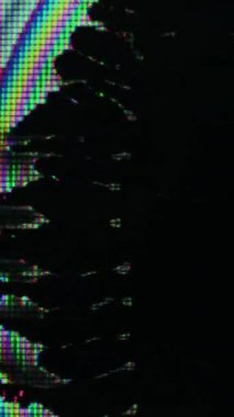 Dikey video. Gökkuşağı hatası. Dijital sıvı. Açığa çıkarma etkisi. Mavi pembe renk pikseli koyu siyah soyut boş arkaplan üzerinde sıvı dalga hareketi.