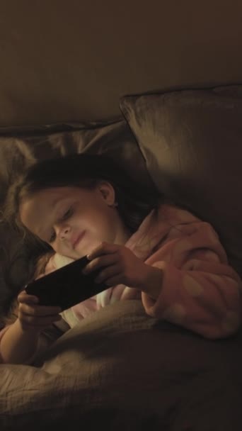 Κάθετο Βίντεο Ώρα Για Ύπνο Στο Ίντερνετ Ελεύθερος Χρόνος Παιδί — Αρχείο Βίντεο