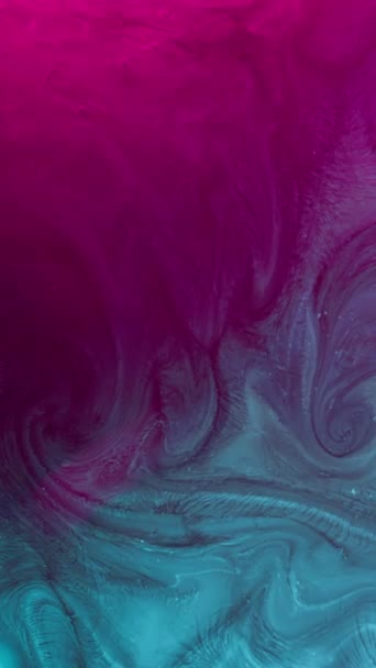 垂直ビデオ 水を塗れ 流体の混合物 冷たいブレンド 明るいネオンマゼンタピンクブルーカラーインク渦巻波モーション抽象アート背景ショットOn Red — ストック動画