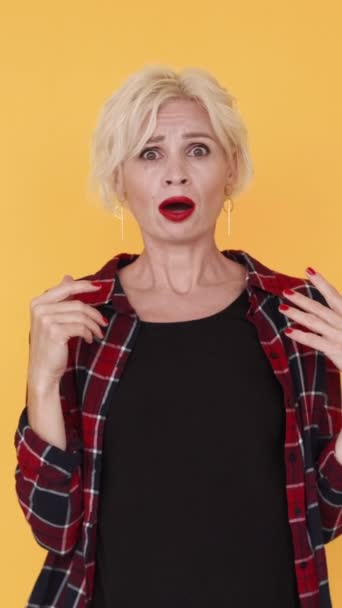Pionowe Wideo Szokujące Informacje Głupia Kobieta Nieprzyjemnie Zaskoczona Kobieta Średnim — Wideo stockowe