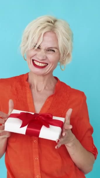 垂直录像 假日礼物 快乐的女人令人惊喜的惊喜兴奋的女士带着礼物盒红丝带蓝色表达惊讶之情 — 图库视频影像