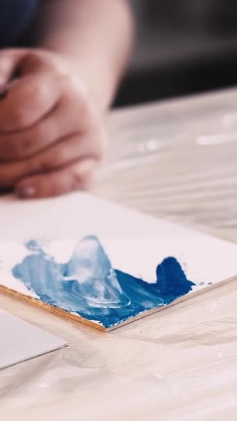 Vídeo Vertical Processo Pintura Artista Feminina Mulher Irreconhecível Criando Obras — Vídeo de Stock