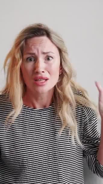 Verticale Video Onenigheid Ruziënde Vrouw Woede Emotie Argument Agressieve Dame — Stockvideo