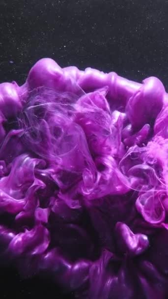 Vertikales Video Farbspritzer Tintenwasser Fantasie Explodiert Kreative Offenbarung Lila Farbe — Stockvideo