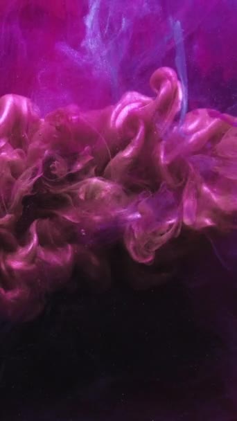 垂直ビデオ 流体のスプラッシュ 水を塗れ 煙道だ 創造的な明らかにする ピンクパープルブルーの輝きダスト雲の動き抽象的なアートの背景遷移 — ストック動画